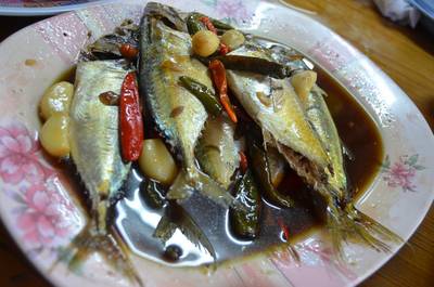 ปลาทูแม่กลองนึ่ง ที่ ร้านอาหาร แดงอาหารทะเล (เจ๊แดง) เจ้าเก่า