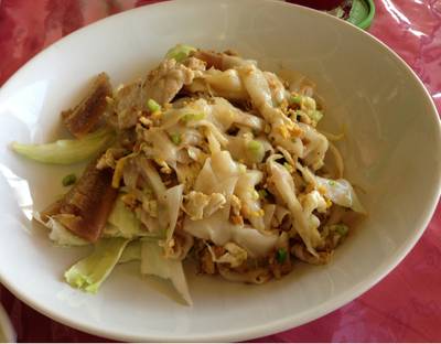 ก๋วยเตี๋ยวคั่วไก่ ที่ ร้านอาหาร My Care Cuisine