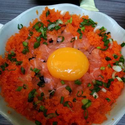ลองเปลี่ยนทูน่าเป็นแซลมอนจิ ที่ ร้านอาหาร Sakana Sushi & Sashimi ลองเปลี่ยนทูน่าเป็นแซลมอนจิ ที่ ร้านอาหาร Sakana Sushi & Sashimi
