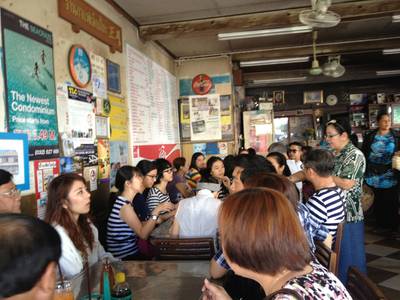 แน่นทุกโต๊ะเช้านี้ ที่ ร้านอาหาร ร้านกาแฟเจ๊กเปี๊ยะ