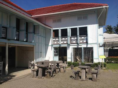 เรือนไม้ทรงโบราณ ที่ ร้านอาหาร อยู่เย็น หัวหิน บัลโคนี่