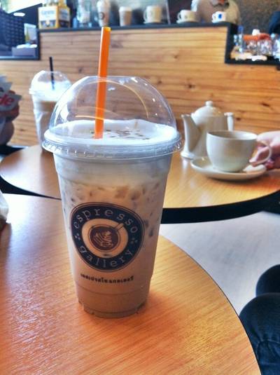 คาปูชิโน่เย็นอีกแก้วนึงของน้อง ที่ ร้านอาหาร Espresso Gallery