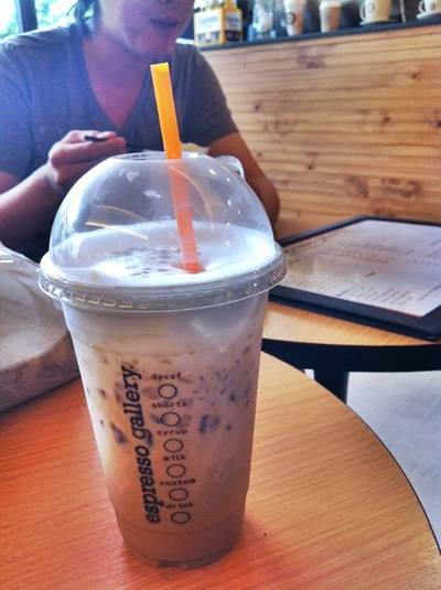 คาปูชิโน่เย็น ชื่นใจ เข้มข้น ที่ ร้านอาหาร Espresso Gallery
