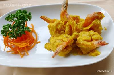 กุ้งทอดเคลือบไข่เค็ม สีไข่เค็มจะเหลืองสวยมาก รสชาติก็อร่อยเลยค่ะ ที่ ร้านอาหาร Four Seasons Mega Bangna