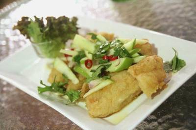 Fried Crispy John Dory Fish with Spicy Green Apple Sauce ที่ ร้านอาหาร Aree Alley
