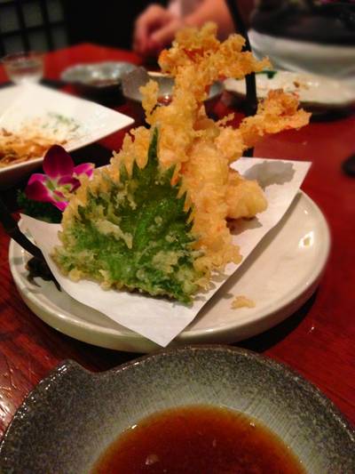 น้ำจิ้มให้คนละถ้วยนะครับ ที่ ร้านอาหาร Hanako