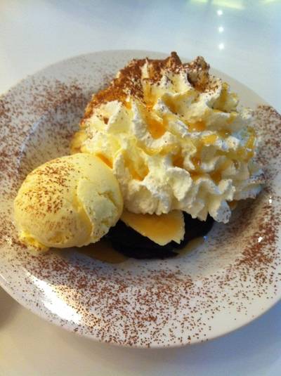 โรยผงช็อคโกแลตเต็มเลยค่ะ ที่ ร้านอาหาร Pancake Cafe Siam Paragon