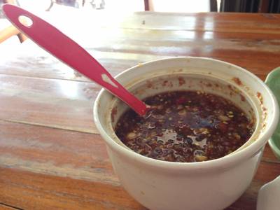 น้ำจิ้มรสเด็ดแบบไม่อั้น ที่ ร้านอาหาร ข้าวมันไก่ดุ๊ยดุ่ย
