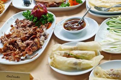 เป็ดอโรเมติก เค้ามีวิธีห่อด้วยนะคะ ต้องนำเป็ดมาแบ่งเป็นชิ้นเล็กๆ พอดีคำ ทำเสร็จแ ที่ ร้านอาหาร Four Seasons Mega Bangna