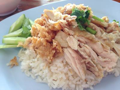 ข้าวมันไก่ต้มและไก่ทอด ที่ ร้านอาหาร ข้าวมันไก่ดุ๊ยดุ่ย