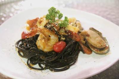 Spaghetti Squid Ink Garlic & Chilli with Seafood ที่ ร้านอาหาร Aree Alley
