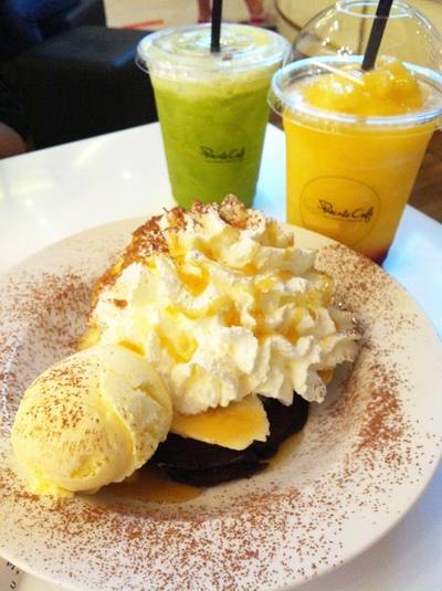 เมนูแพนอฟฟี่พร้อมเครื่องดื่มของเรา ที่ ร้านอาหาร Pancake Cafe Siam Paragon