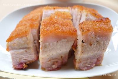 หมูกรอบโฟร์ซีซั่นอบน้ำผึ้ง อร่อยมาก กรอบๆ กรุบๆ ที่ ร้านอาหาร Four Seasons Mega Bangna
