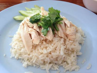 ข้าวมันไก่ ที่ ร้านอาหาร ข้าวมันไก่ดุ๊ยดุ่ย