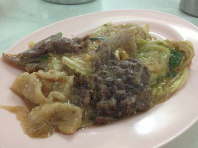 สุกี้แห้งเนื้อ หมู หมึกกรอบ ที่ ร้านอาหาร ส สุกี้ เจริญนคร