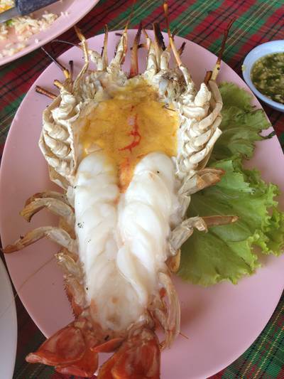 กุ้งแม่น้ำเผา ตัวละ 800 ที่ ร้านอาหาร บ้านไม้ริมน้ำ