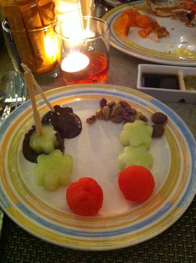 ฟองดูผลไม้ ที่ ร้านอาหาร Cafe de nimes Grand sukhumvit bangkok hotels