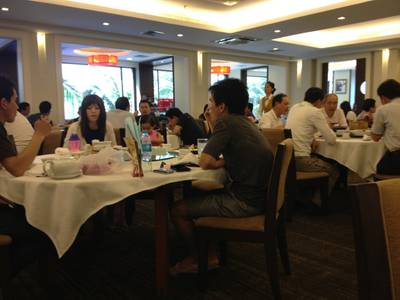 บรรยากาศช่วงเที่ยง (คนเยอะ) ที่ ร้านอาหาร Ah Yat Abalone Forum Restaurant