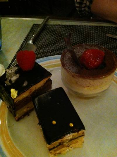 เค้กต่างๆ ที่ ร้านอาหาร Cafe de nimes Grand sukhumvit bangkok hotels