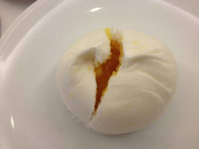 ซาลาเปาไส้เตรียมไหล ที่ ร้านอาหาร Ah Yat Abalone Forum Restaurant