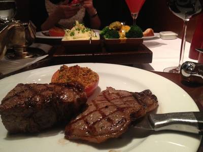 ซ้าย New York US ขวา มัตซึซากะ ที่ ร้านอาหาร New York Steakhouse
