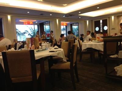 บรรยากาศก่อนเที่ยง (คนน้อย) ที่ ร้านอาหาร Ah Yat Abalone Forum Restaurant