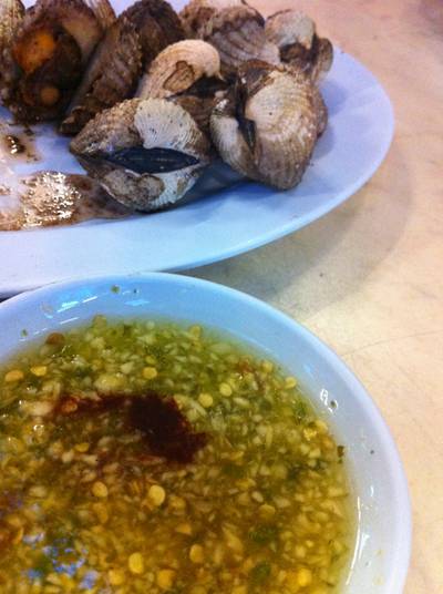 หอยแครงเผา+น้ำจิ้มรสเด็ด ที่ ร้านอาหาร ครัวทะเล