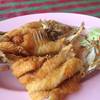 ปลากระพงทอดน้ำปลา ที่ ร้านอาหาร บ้านไม้ริมน้ำ