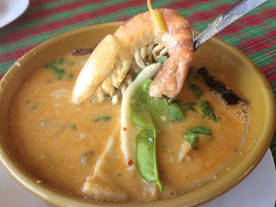 ต้มยำกุ้งน้ำข้นนน ที่ ร้านอาหาร บ้านไม้ริมน้ำ