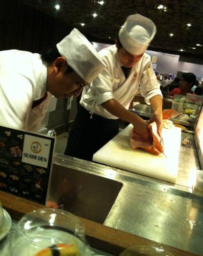 ดูเชฟแล่เนื้อปลากันใกล้ๆ ที่ ร้านอาหาร Sushi Den Central Ladprao