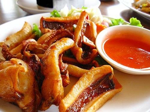 ปลาหมึกแดดเดียว หร่อยๆ ที่ ร้านอาหาร ลมทะเล