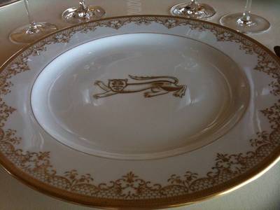จานชามเหลืองอร่าม งามแบบผู้ดีฝรั่งเศส ที่ ร้านอาหาร Le Normandie