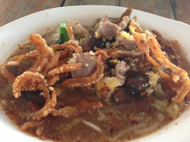 ใส่หมูกระจกเพิ่มความอร่อย ที่ ร้านอาหาร ก๋วยเตี๋ยวดู๋ดี๋ เจ๊อุ๊
