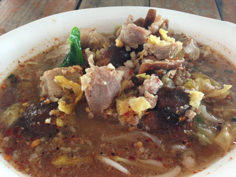 เส้นเล็กกระดูกอ่อนเห็ดหอม ที่ ร้านอาหาร ก๋วยเตี๋ยวดู๋ดี๋ เจ๊อุ๊