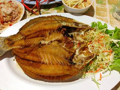 ปลากระพงทอดน้ำปลา ที่ ร้านอาหาร อิ่มปลาเผา บางมด พุทธบูชา ปลากระพงทอดน้ำปลา ที่ ร้านอาหาร อิ่มปลาเผา บางมด พุทธบูชา