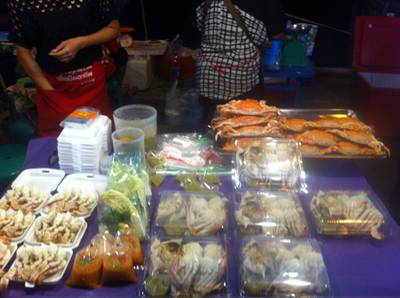 อาหารทะเลอร่อยๆ สดๆ ที่ ร้านอาหาร ตลาดประมงท่าเรือพลี