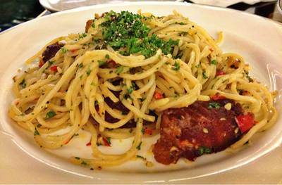 สปาเก็ตตี้ขาหมูกรอบ ที่ ร้านอาหาร Vanilla Brasserie Siam Paragon