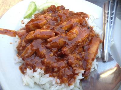 ข้าวหมูกรอบ  ที่ ร้านอาหาร ร้านสุณีข้าวหมูแดง