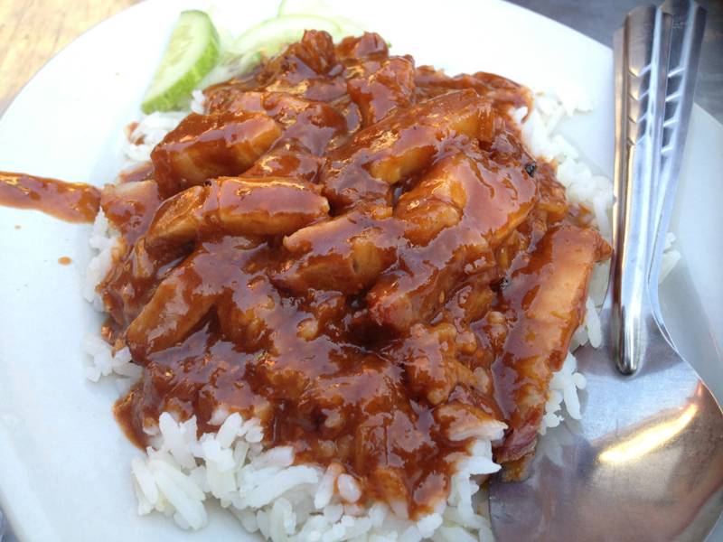 ข้าวหมูกรอบ ที่ ร้านอาหาร ร้านสุณีข้าวหมูแดง