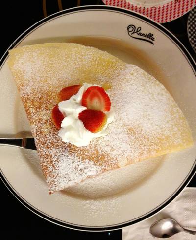 เครปบางกรอบ ด้านในมีไอศกรีมและสตอเบอรี่อยู่ อร่อยมากๆค่ะจานนี้ ที่ ร้านอาหาร Vanilla Brasserie Siam Paragon