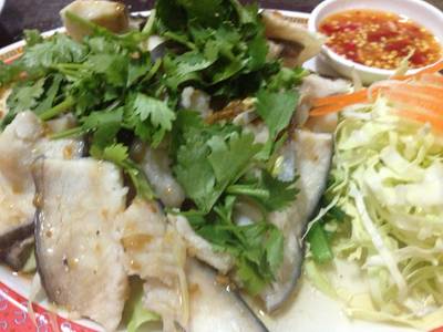 ปลาคังลวกจิ้ม ปลาสด น้ำจิ้มเด็ด ที่ ร้านอาหาร ร้านอาหารจานเปล