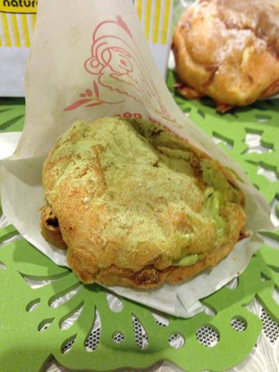 อาจจะแบนไปนิด แต่อร่อยนะจ๊ะ ที่ ร้านอาหาร Beard Papa's Paragon