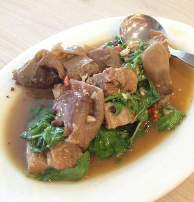 กะเพราหมูตุ๋น ที่ ร้านอาหาร พริกหอม