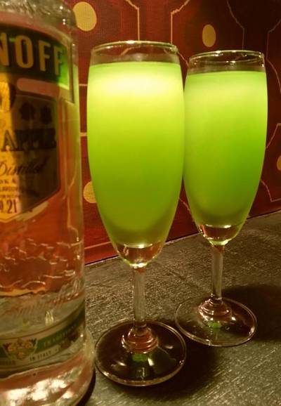 หวานๆ แอลกอฮออนิดๆสำหรับสาวๆ ช่วงหัวค่ำสาวๆได้ชิมฟรี ที่ ร้านอาหาร Bee Gin