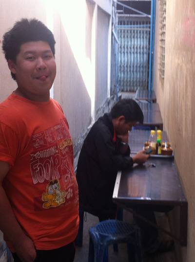 ในหรืบยังน่ังได้ในร้านคนเต็ม ที่ ร้านอาหาร โจ๊กนายจั๊ว สาขา 1