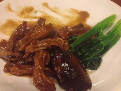 ลิ้นเป็ดค่ะ เราทานแต่ผักแล้วก็เห็ด ที่ ร้านอาหาร บ้านกลางกรุง