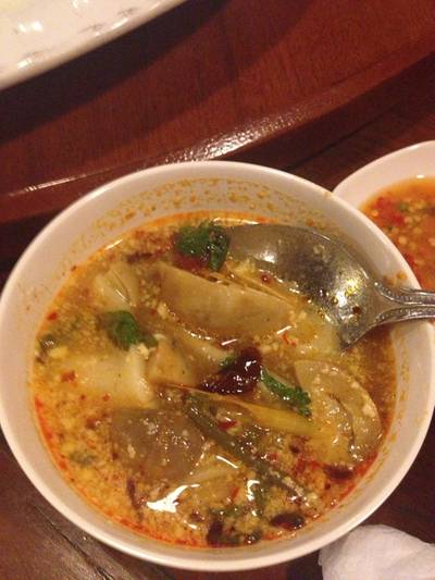 ต้มยำกุ้ง ตักแต่เห็ด ;) ที่ ร้านอาหาร บ้านกลางกรุง