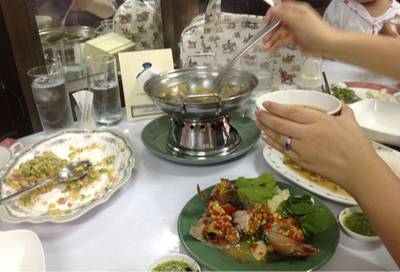 รีวิวผมไม่เคยถ่ายทันตอนอาหารเต็มจาน T,T ที่ ร้านอาหาร ครัวเจ๊ง้อ สี่พระยา