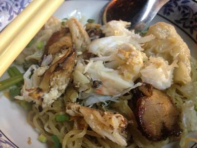 บะหมี่แห้งเกี๊ยวปูหมูแดง100บาท  ที่ ร้านอาหาร สว่าง บะหมี่เกี๊ยวกุ้งก้ามปู