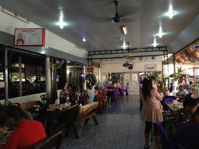 มี 2 โซน ห้องแอร์กับด้านนอก ที่ ร้านอาหาร ครัวทิดเทือง